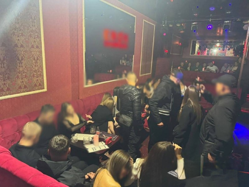 В Львове, организация КОРД, проводит следственные действия в стриптиз-клубах на площади Рынок.