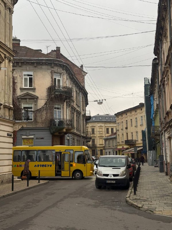 W Lwowie, na ulicy Dudajewa, ruch został zablokowany z powodu autobusu.