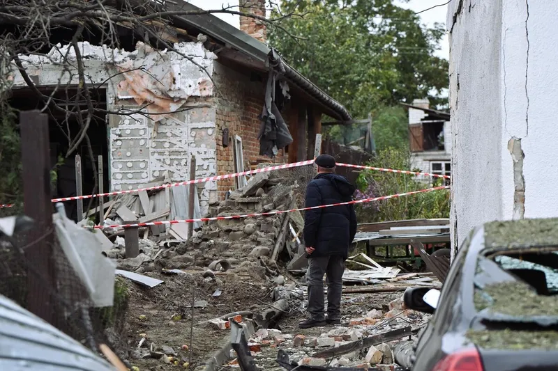 Атака на Малехів 13 жовтня: пошкоджено 11 будинків, одна постраждала в лікарні