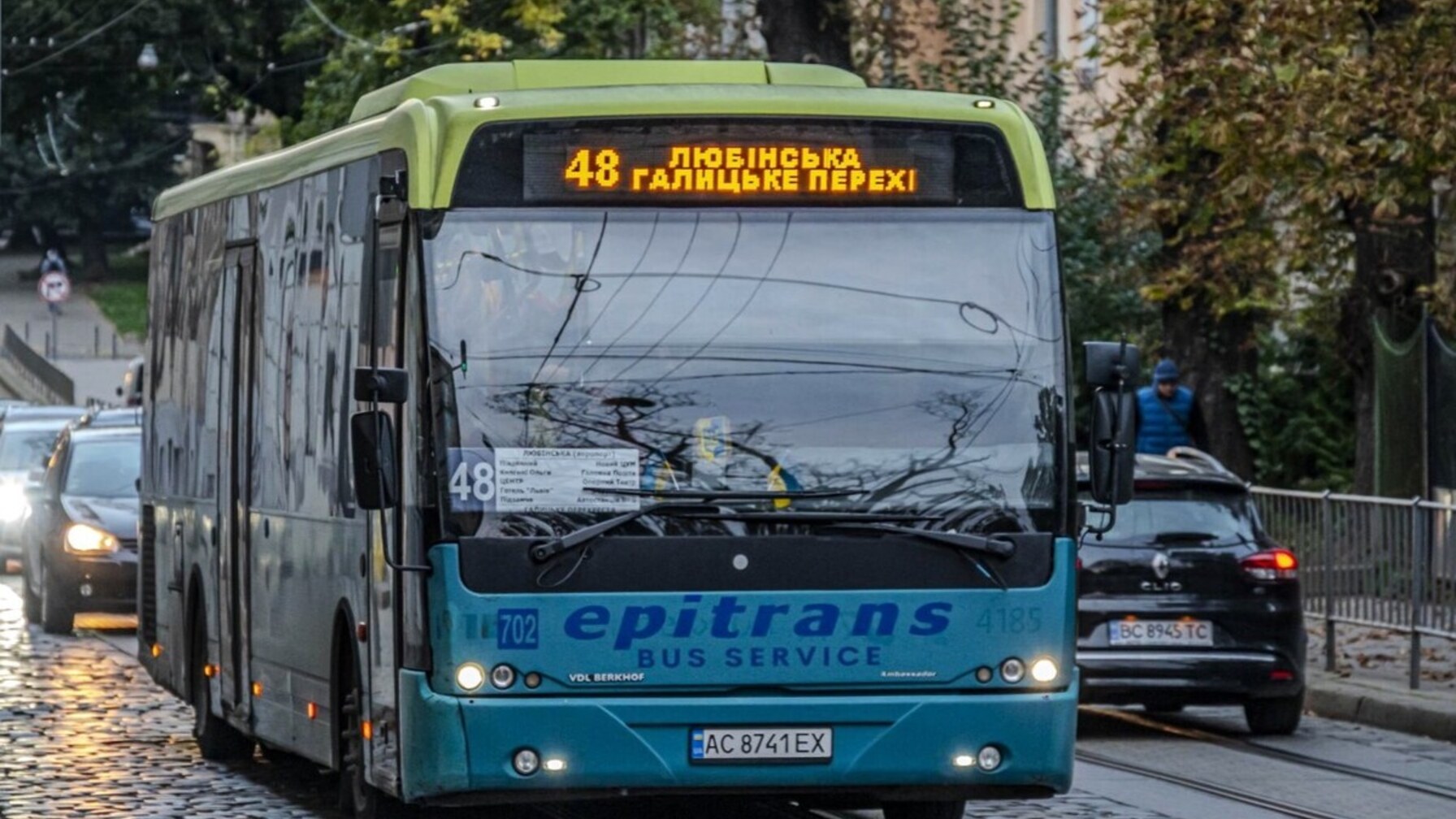 У Львові розширили дорогу біля Forum Lviv через великогабаритні автобуси