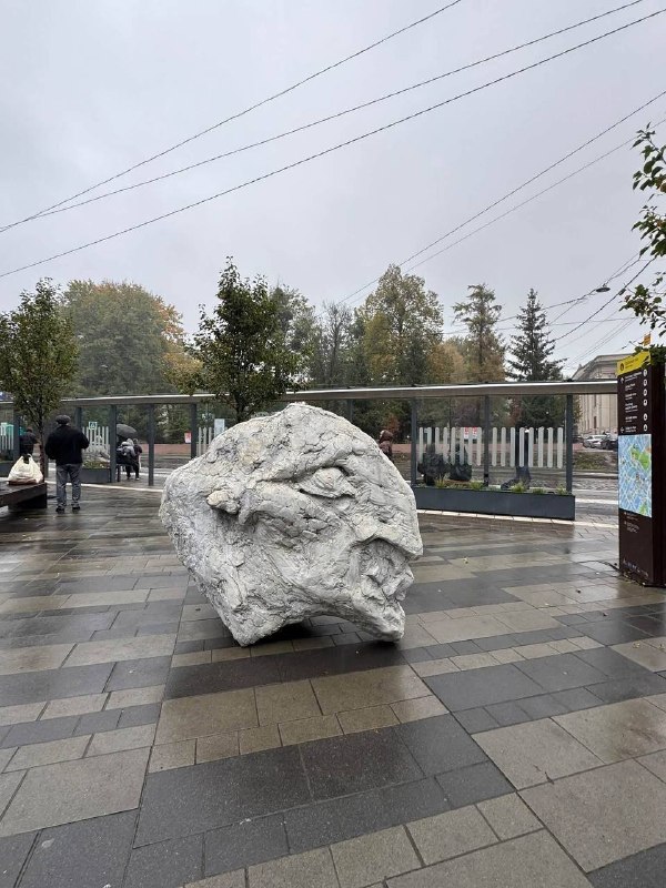 У Львові на перехресті вулиць Бандери та Чупринки встановили скульптуру «Тотем»