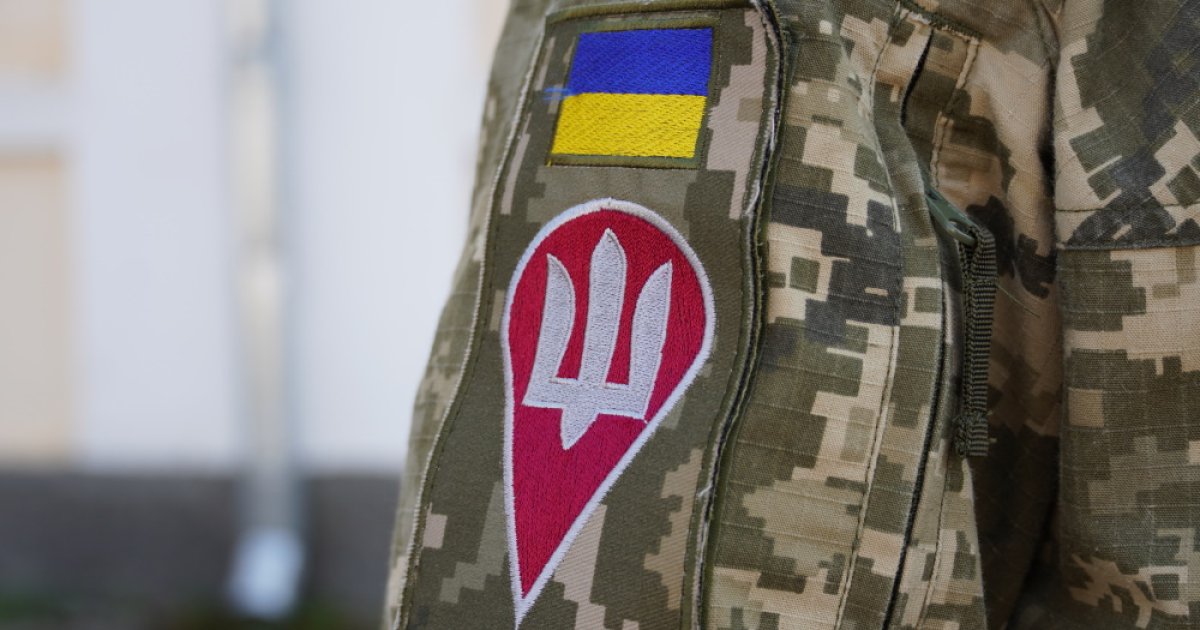 Ein Hauptmann der Territorialen Verteidigungstruppe aus Lwiw hat Soldaten angewiesen, anstelle ihrer regulären Dienstzeit in einer Werkstatt zu arbeiten.