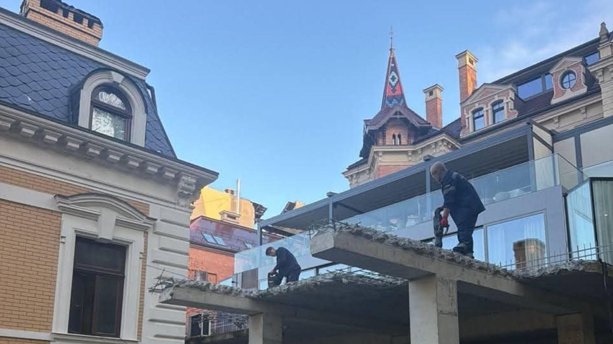 בקרבת הכניסה לפארק סטרי בלבוב, החלו להרוס מבנה עצמאי בן שלושה קומות.