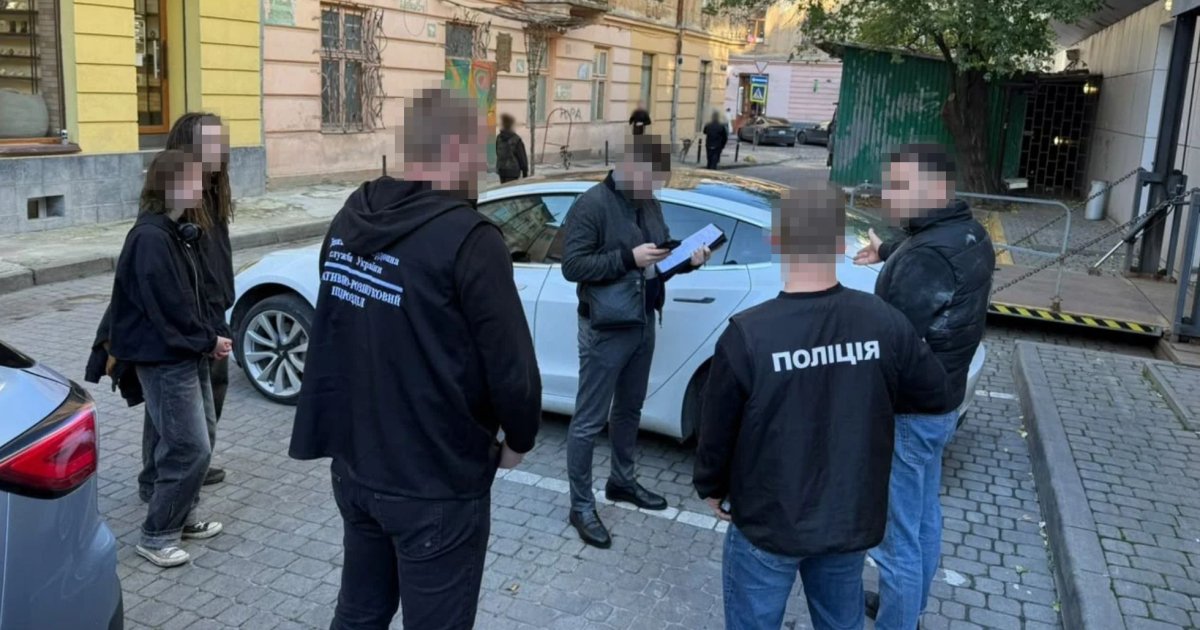 У Львові затримали переправника на Tesla за 7000 доларів